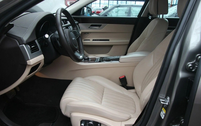 Jaguar XF cena 125990 przebieg: 23000, rok produkcji 2018 z Łasin małe 781